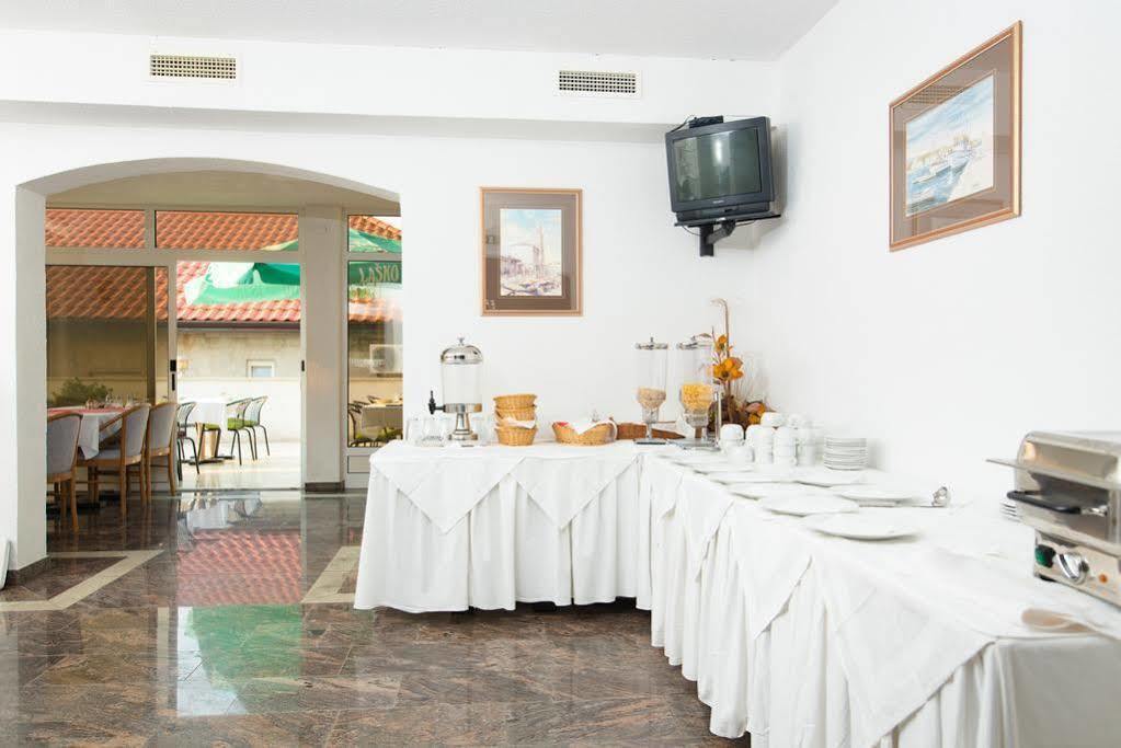 Downtown Private Rooms Mandic Supetar Exterior photo